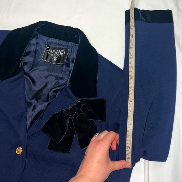 CHANEL Vintage 1980’s Matching Navy Blue Suit and Skirt Set with Black Velvet 40 - Picture 12 of 16